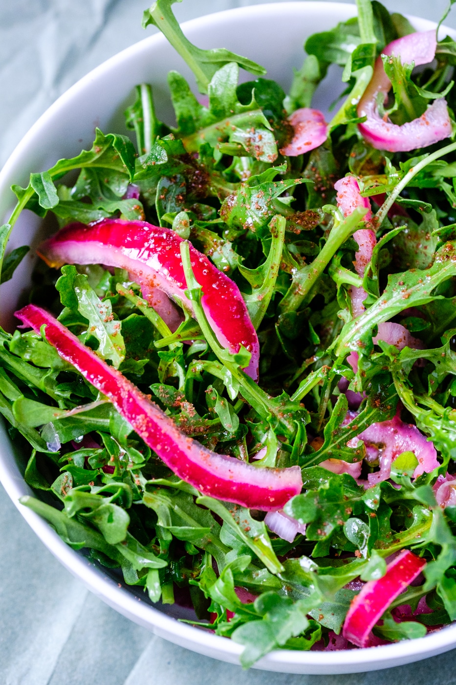 Arugula and pickled red onions salad